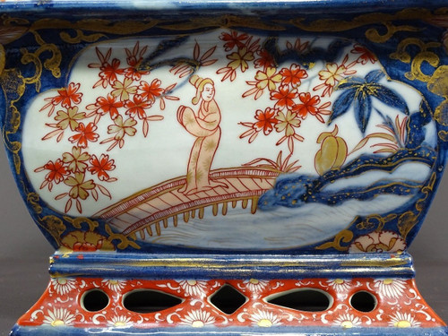Japon, Fin Du XIXème Siècle, Port d'Imari, Jardinière En Porcelaine Décor De Paysages Animés.