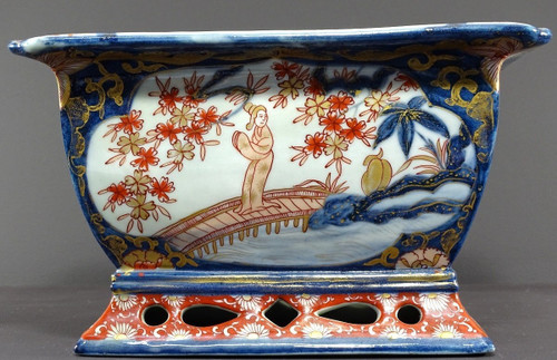 Japon, Fin Du XIXème Siècle, Port d'Imari, Jardinière En Porcelaine Décor De Paysages Animés.