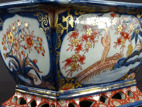 Japon, Fin Du XIXème Siècle, Port d'Imari, Jardinière En Porcelaine Décor De Paysages Animés.