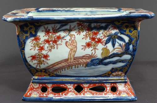 Japon, Fin Du XIXème Siècle, Port d'Imari, Jardinière En Porcelaine Décor De Paysages Animés.