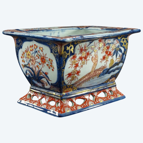 Japon, Fin Du XIXème Siècle, Port d'Imari, Jardinière En Porcelaine Décor De Paysages Animés.