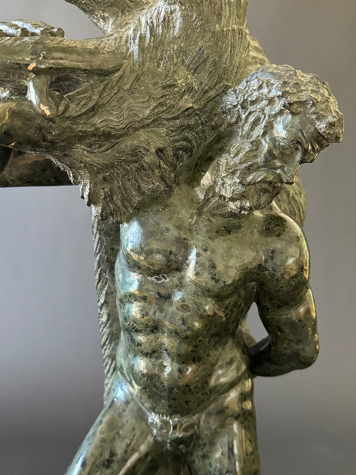 Hercule et le sanglier d'Érymanthe, groupe en marbre du XIXème siècle.