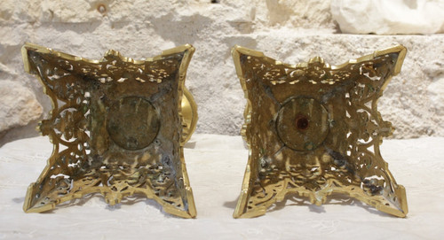 Paire de bougeoirs en bronze doré ajouré fin décor d'entrelacs fin 19ème siècle