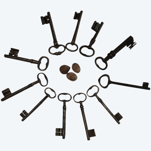 Collection of 11 large wrought iron keys from the 17th and 18th centuries in very good condition