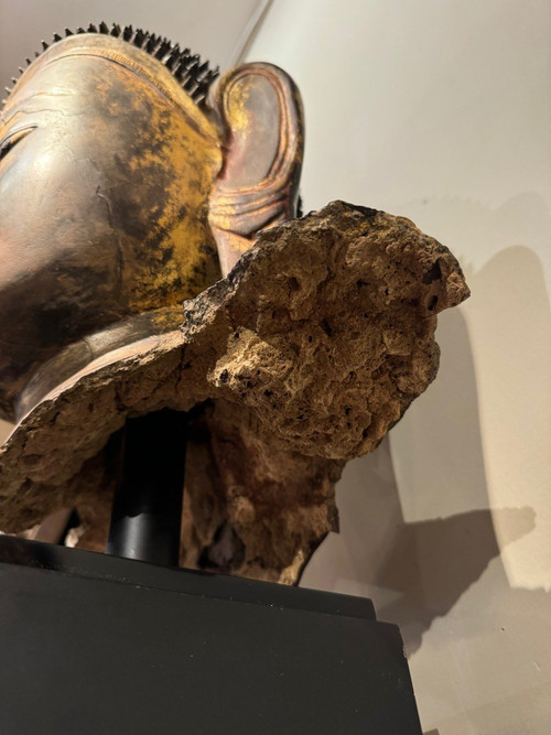 Grande testa di Buddha in terracotta dorata, Birmania, stati Shan, fine XVIII secolo.