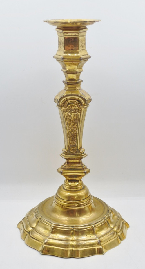 Coppia di candelieri in bronzo dorato. 