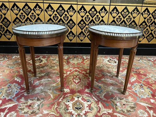 Paire de tables de chevets de style Louis XVI