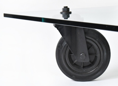 Gae AULENTI (1927-2012) Table basse modèle "Tavolo con ruote" pour Fontana Arte 