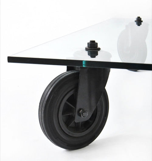 Gae AULENTI (1927-2012) Table basse modèle "Tavolo con ruote" pour Fontana Arte 