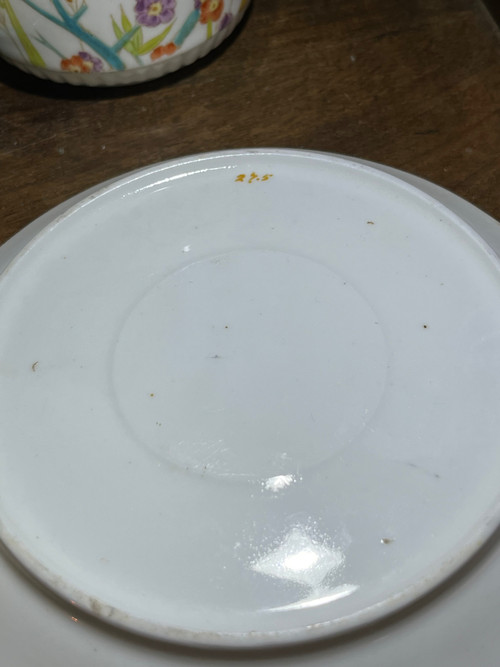 Due tazzine da caffè e una lattiera in porcellana di Minton (attr.)