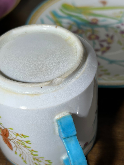 Due tazzine da caffè e una lattiera in porcellana di Minton (attr.)