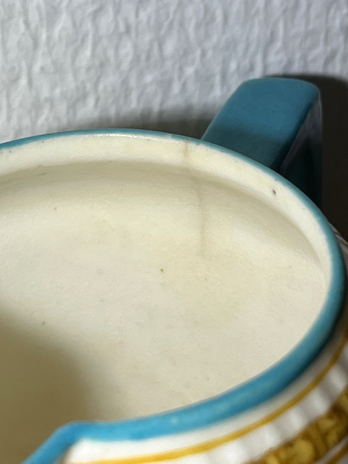 Due tazzine da caffè e una lattiera in porcellana di Minton (attr.)