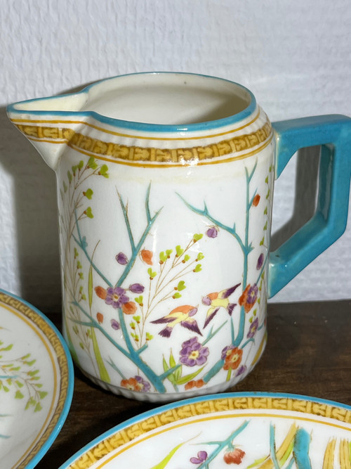 Due tazzine da caffè e una lattiera in porcellana di Minton (attr.)