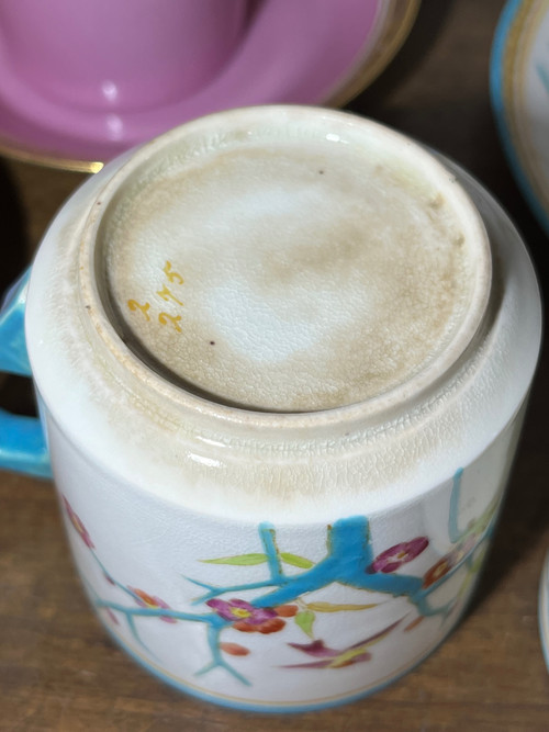 Due tazzine da caffè e una lattiera in porcellana di Minton (attr.)