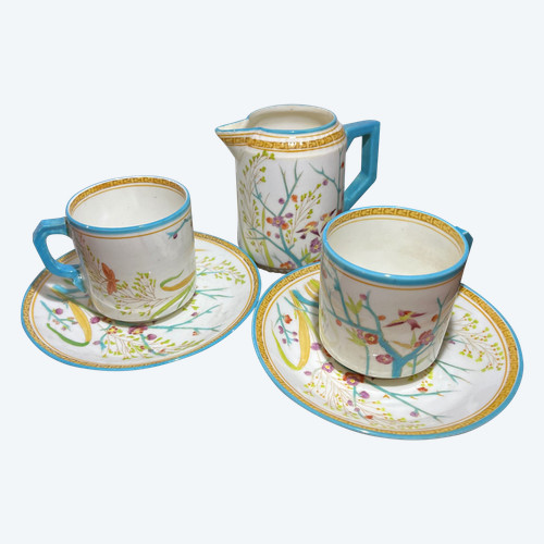 Due tazzine da caffè e una lattiera in porcellana di Minton (attr.)