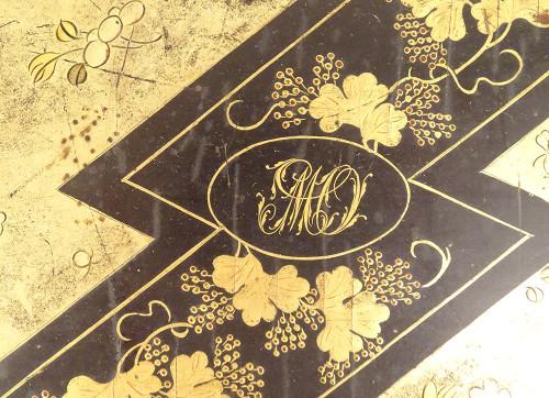 Geschenkbox 126 Perlmutt-Token, lackiertes Holz, vergoldet, japanisches Monogramm, 19. Jahrhundert
