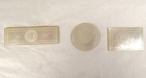 Geschenkbox 126 Perlmutt-Token, lackiertes Holz, vergoldet, japanisches Monogramm, 19. Jahrhundert