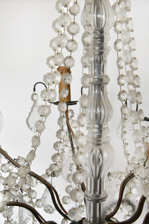 Lampadario a otto luci guarnito con pendagli e pendenti in vetro