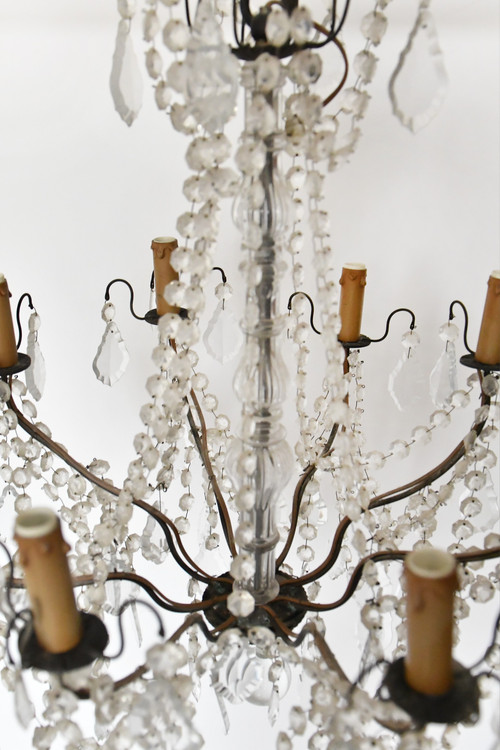 Lampadario a otto luci guarnito con pendagli e pendenti in vetro
