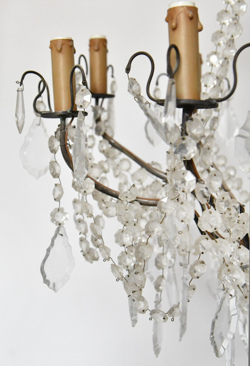 Lampadario a otto luci guarnito con pendagli e pendenti in vetro