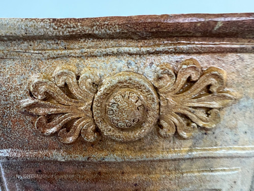 Terrakotta-Wasserbrunnen, 19. Jahrhundert – Blumendekoration und Medici-Becher
