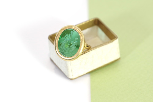 Bague intaille ancienne du XIXème en or 18k, intaille sur verre, danse, musique, bague mixte