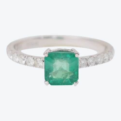 Ring aus Weißgold mit quadratischem Smaragd und Diamant