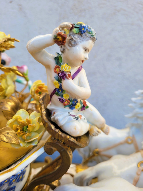 Dans le gout de Meissen, Putto Conduisant Un Char De Fleurs, XIXème Siècle