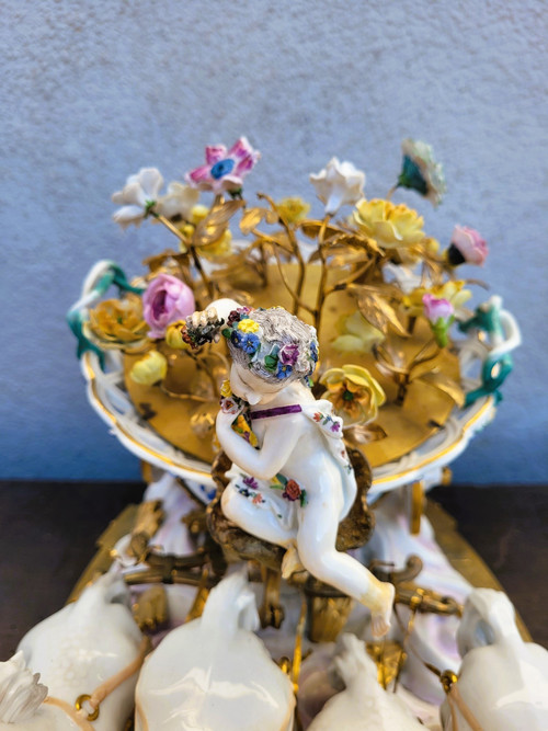 Dans le gout de Meissen, Putto Conduisant Un Char De Fleurs, XIXème Siècle