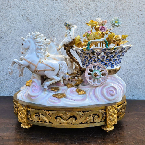 Dans le gout de Meissen, Putto Conduisant Un Char De Fleurs, XIXème Siècle