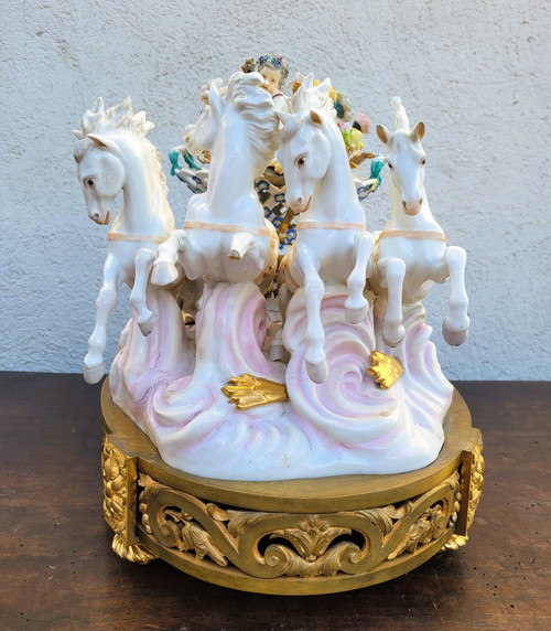 Dans le gout de Meissen, Putto Conduisant Un Char De Fleurs, XIXème Siècle