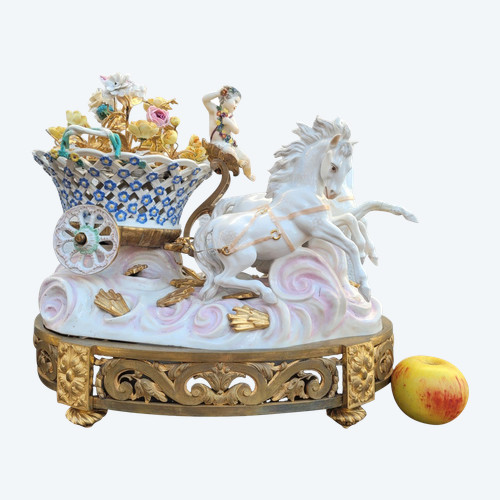 Dans le gout de Meissen, Putto Conduisant Un Char De Fleurs, XIXème Siècle