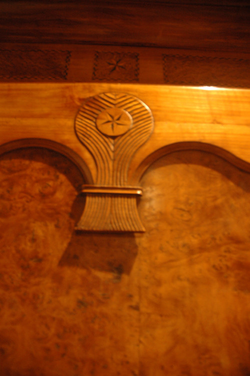Saintongeaise bonnet maker in cherry wood and elm burl - Late 18th century
