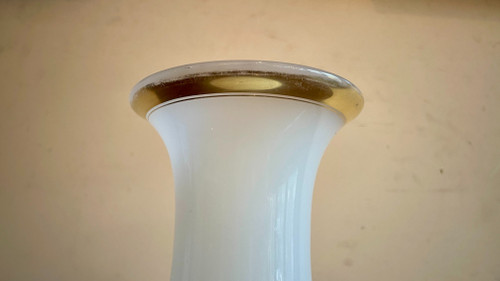 Weiße Opalvase, 19. Jahrhundert 