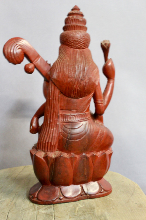 Scultura in legno di ferro della dea Saraswati