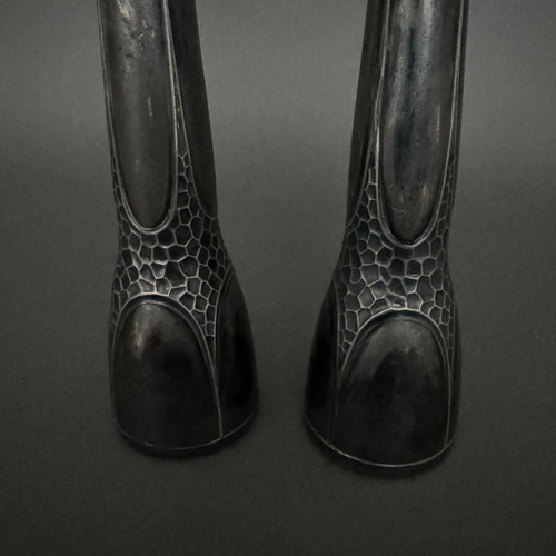 Paire de vases Art Nouveau en métal argenté dinanderie 1900 par Orivit