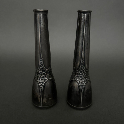 Paire de vases Art Nouveau en métal argenté dinanderie 1900 par Orivit