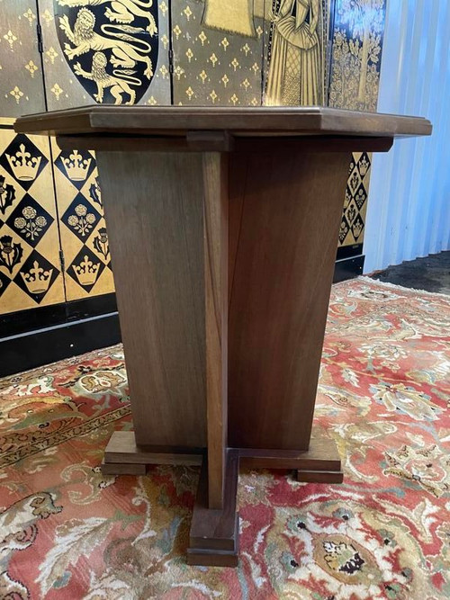 Art Deco period pedestal table in solid mahogany.