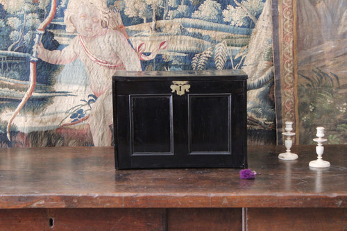 Mobile in legno annerito, XVII secolo.
