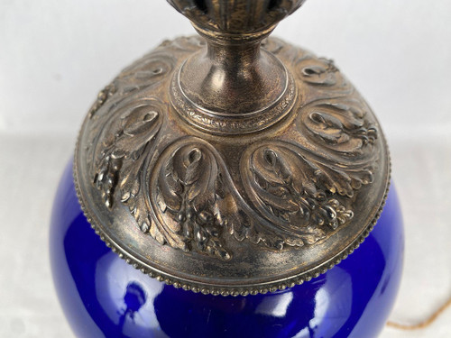Risler e Carré. Lampada grande in vetro blu e montatura argento, marchio Minerva