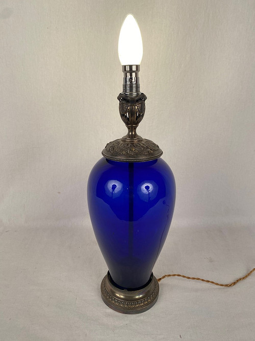 Risler e Carré. Lampada grande in vetro blu e montatura argento, marchio Minerva