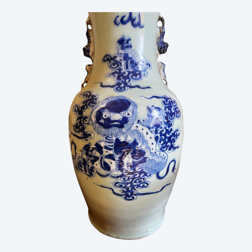 Chinesische Vase aus dem 19. Jahrhundert, blau auf Seladon-Hintergrund, in perfektem Zustand.