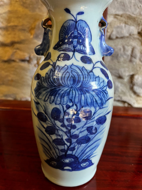 Kleine Porzellanvase aus dem 19. Jahrhundert, China. Perfekter Zustand. 
