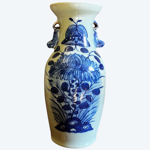 Kleine Porzellanvase aus dem 19. Jahrhundert, China. Perfekter Zustand. 