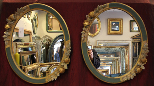 47 X 57 Cm, Paire De Miroirs Ovales Anciens, Patiné Vert Et Dorure, Décor De Roses