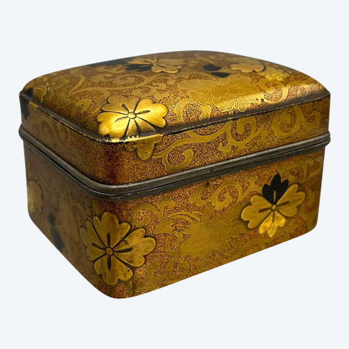 DOSE mit Blumendekor - Japan - Edo-Zeit (1603-1868)