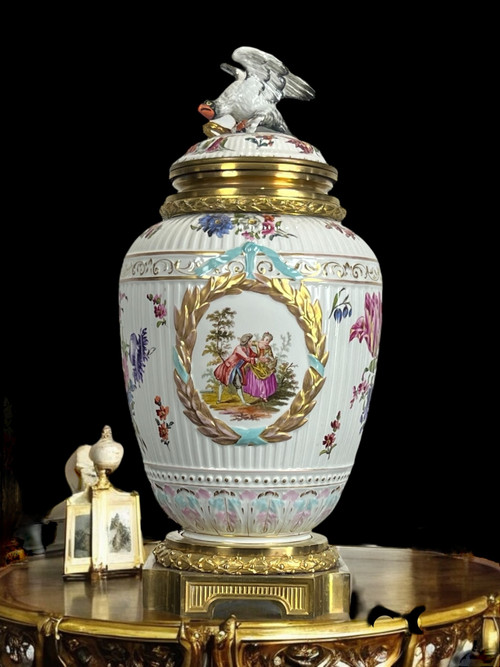 VASE COUVERT EN PORCELAINE ÉMAILLÉE A DÉCOR DE SCÈNE ROMANTIQUE /MONTURE BRONZE