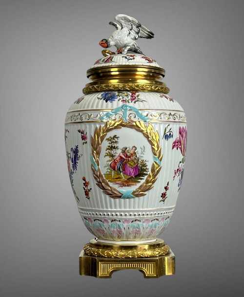 VASE COUVERT EN PORCELAINE ÉMAILLÉE A DÉCOR DE SCÈNE ROMANTIQUE /MONTURE BRONZE