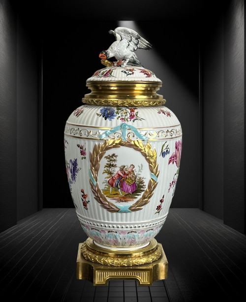 VASE COUVERT EN PORCELAINE ÉMAILLÉE A DÉCOR DE SCÈNE ROMANTIQUE /MONTURE BRONZE