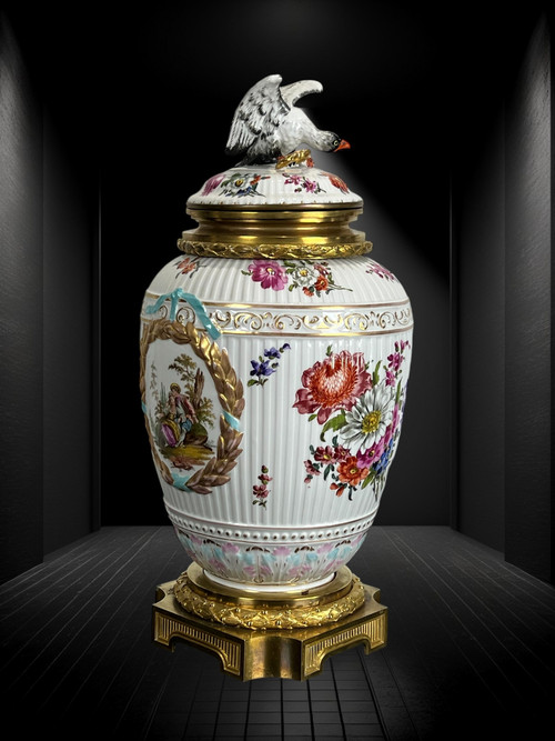 VASE COUVERT EN PORCELAINE ÉMAILLÉE A DÉCOR DE SCÈNE ROMANTIQUE /MONTURE BRONZE